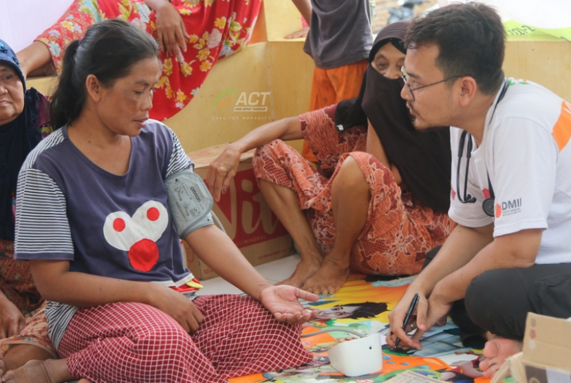 ACT memberikan layanan kesehatan di Desa Banjarmasin, Carita.