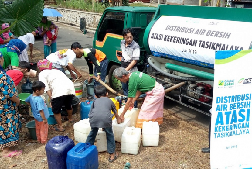 ACT menyalurkan air bersih mengatasi kekeringan di Tasikmalaya.