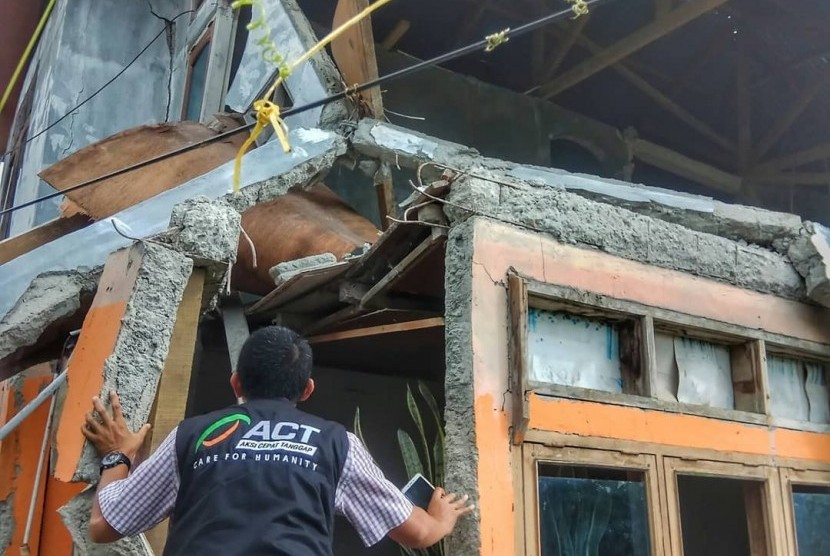ACT menyalurkan bantuan kemanusiaan kepada korban gempa bumi di Kabupaten Solok, Sumbar. Bantuan yang diserahkan pada Senin (23/7) tersebut berupa paket makanan. 