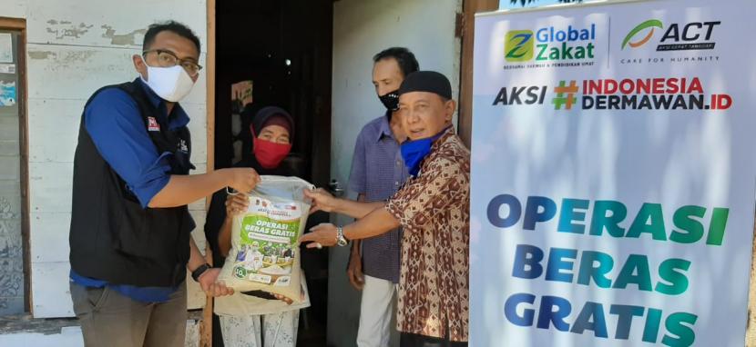 ACT Padang memberikan bantuan 10 ton beras bagi warga kota Padang