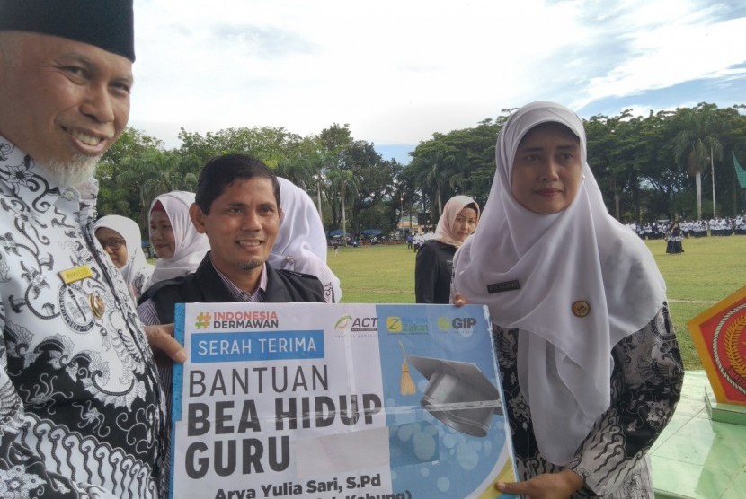 ACT Sumbar berikan Bea Hidup untuk 3 orang guru di  Kota Padang pada momen Hari Guru Nasional, Senin (25/11).