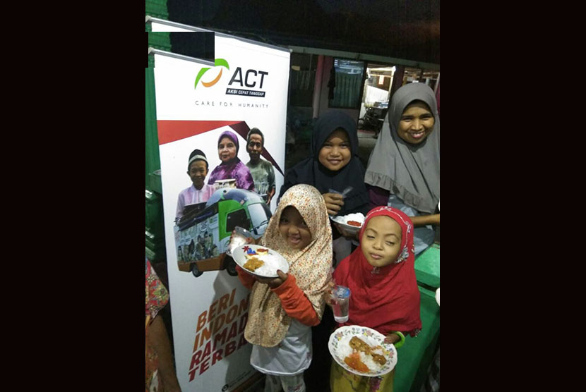 ACT membagikan paket makanan untuk warga. (Ilustrasi)