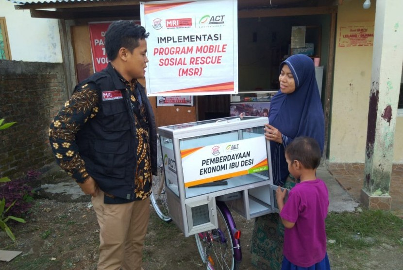 ACT Sumbar menyumbangkan sepeda dan modal usaha untuk ibu-ibu mandiri di Kota Padang yang kesulitan ekonomi. 