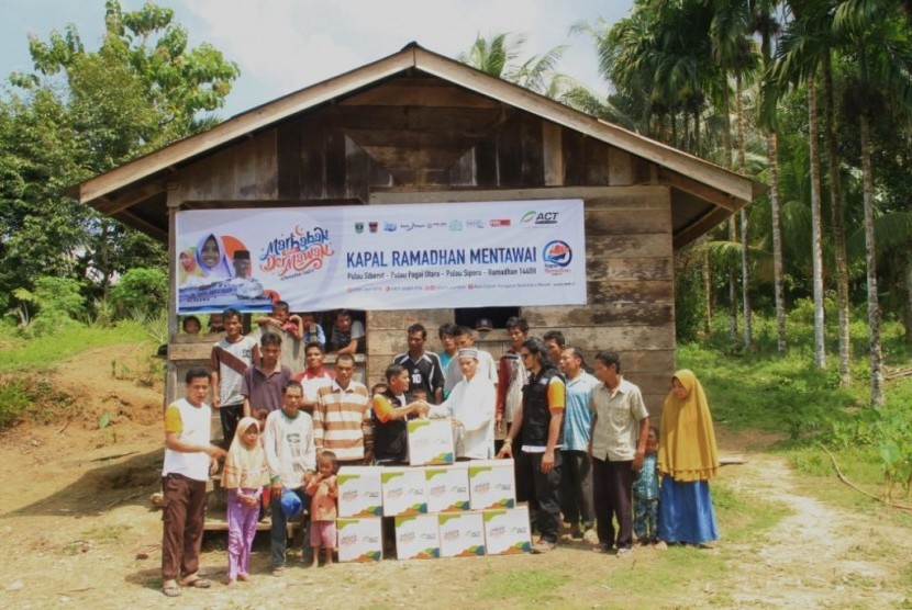 Lembaga Kemanusiaan Aksi Cepat Tanggap (ACT) Sumatera Barat akan melayarkan Kapal Kemanusiaan Minang Dermawan untuk merespons bencana alam di Sulawesi Barat dan Kalimantan Selatan. Tampak ACT Sumbar Serahkan Bantuan kepada Masyarakat Mentawai.