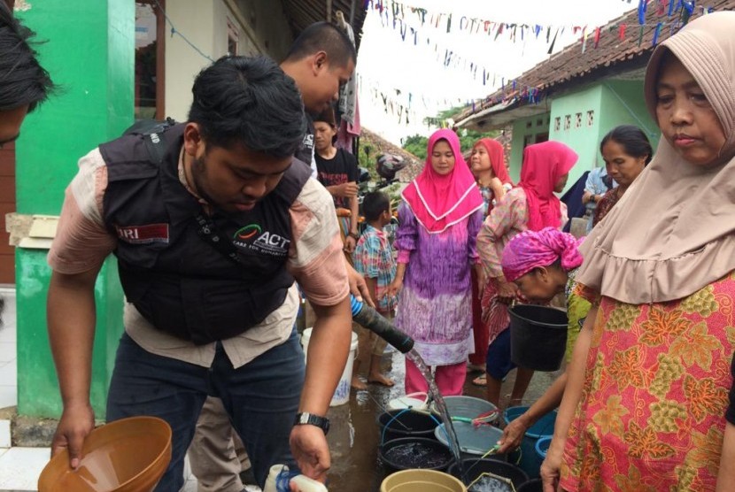 ACT Tasikmalaya bersama mahasiswa Unsil dan BPBD Kota Tasikmalaya menyalurkan air bersih di Kelurahan Sukajaya, Kecamatan Purbaratu, Kota Tasikmalaya, Kamis (22/8).