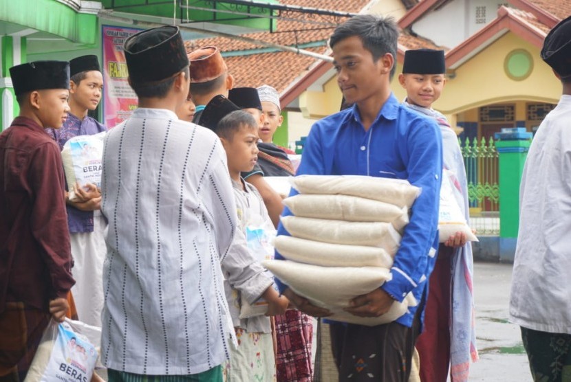 ACT Tasikmalaya dan YBM PLN UP3 Tasikmalaya menyalurkan beras untuk santri ke Pesantren Fajrul Islam Kota Tasikmalaya. 