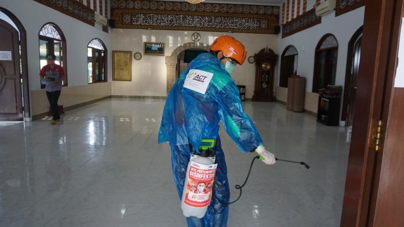 ACT Tasikmalaya melakukan penyemprotan disinfektan di masjid-masjid, Jumat (20/3). (dok. ACT Tasikmalaya )