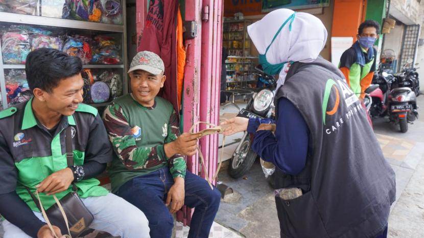 ACT Tasikmalaya membagikan masker gratis di Pasar Cikurubuk, Kota Tasikmalaya, Jumat (3/4). 