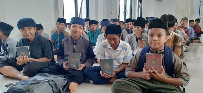 ACT Tasikmalaya memberikan bantuan Al Quran untuk masjid dan pesantren. 