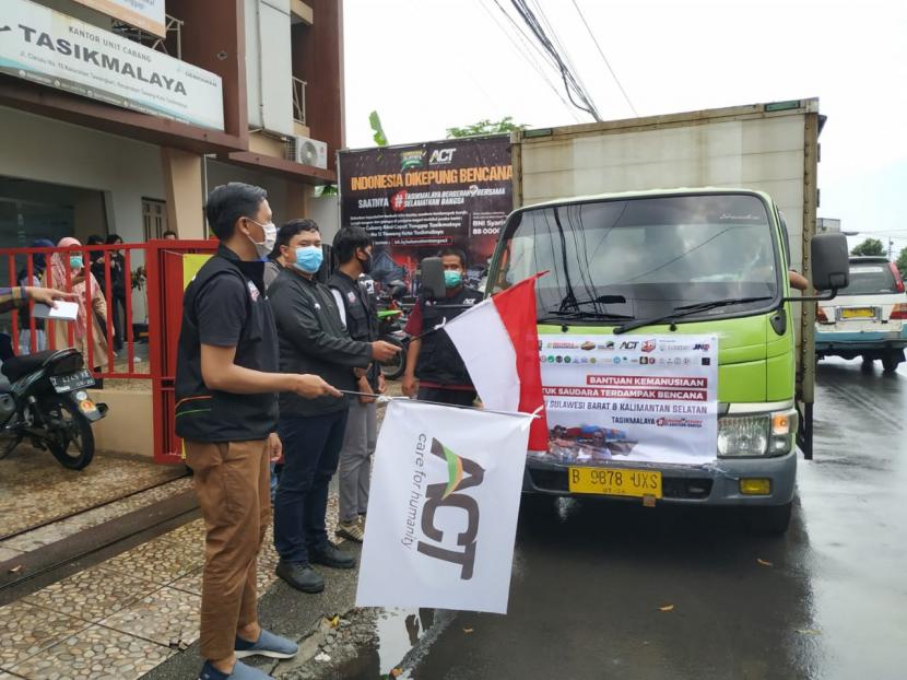 ACT Tasikmalaya mengirimkan 4 ton bantuan untuk warga terdampak bencana di Kalsel dan Sulbar, Senin (25/1). Bantuan itu rencananya akan diangkut menggunakan Kapal Kemanusiaan yang akan diberangkatkan dari Jakarta pada Rabu (27/1).