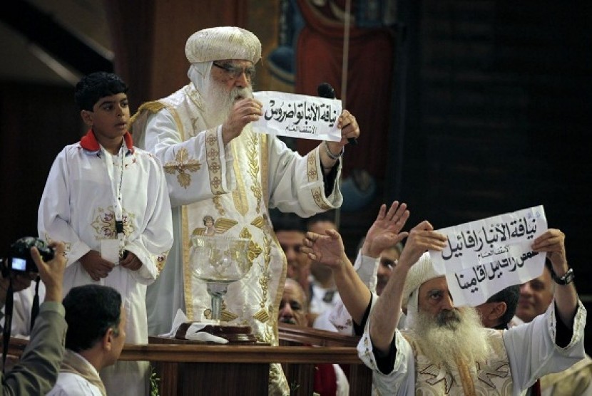 Acting Coptic Pope Pachomios, center, displays the name of 60-year-old Bishop Tawadros, soon to be Pope Tawadros II, during the papal election ceremony at the Coptic Cathedral in Cairo, Egypt, Sunday, Nov. 4, 2012.   