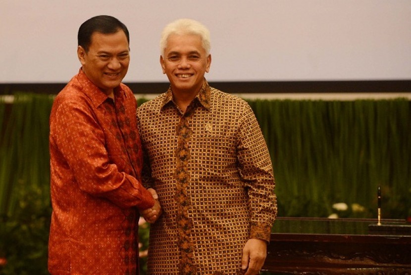 Acting Minister of Finance (right) Hatta Rajasa and former minister of Finance Agus Martowardojo after the handover ceremony in Jakarta in April. (file photo) 