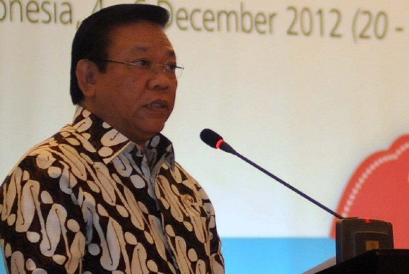 Acting Minister of Youth and Sports, Agung Laksono, says the government will not involve in conflict between two football associations. (file photo)  