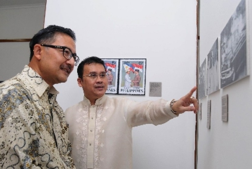 Acting Philippines Ambassador Roberto G Manalo (left) with Secretary General of Ministry of Foreign Affairs Yohanes Kristiarto Soeryo Legowo (right) attending Philippines - Indonesia Photo Exhibition Mabuhay!Merdeka!: Snapsshots Of 65 Years Of Philippines-