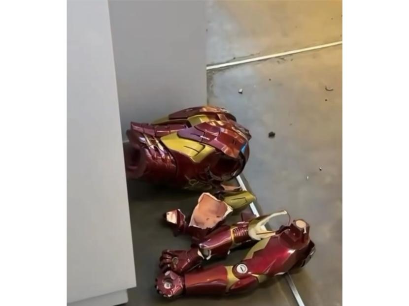 Action figure Iron Man di Iconic Jogja pecah oleh pengunjung. Pemilik, Sendy Susanto, dikabarkan tidak meminta ganti rugi meski harganya mencapai Rp 33 juta.