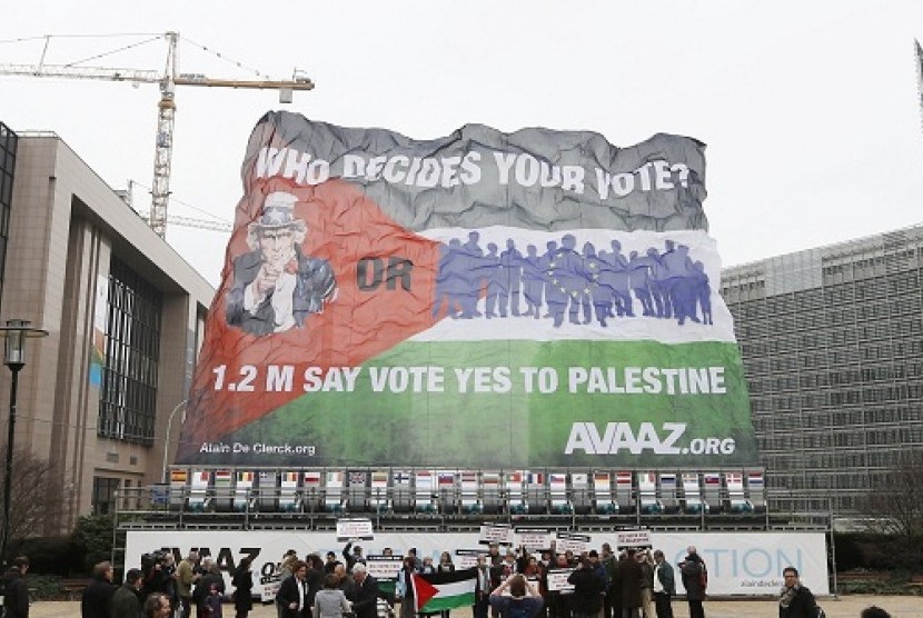 Activists unveil a giant Palestine flag in support of a Palestinian statehood outside the European Union Council in Brussels November 19, 2012. While France on Thursday indicated it would support efforts by the Palestinians to secure a diplomatic upgrade a