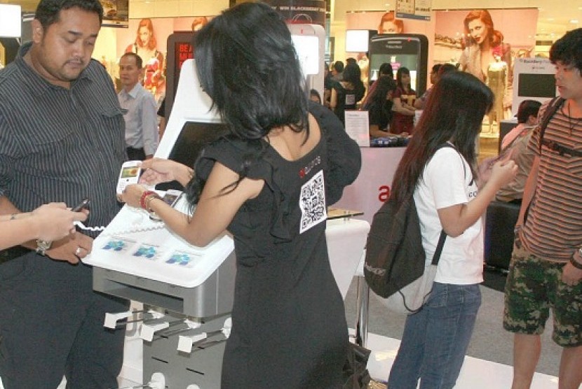 Activities in a cellphone counter in Jakarta. (illustration)