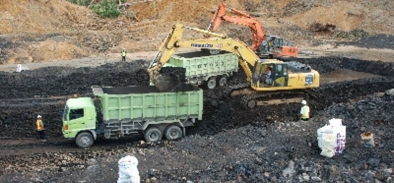 Activities in a coal mining in Central Kalimantan (illustration)