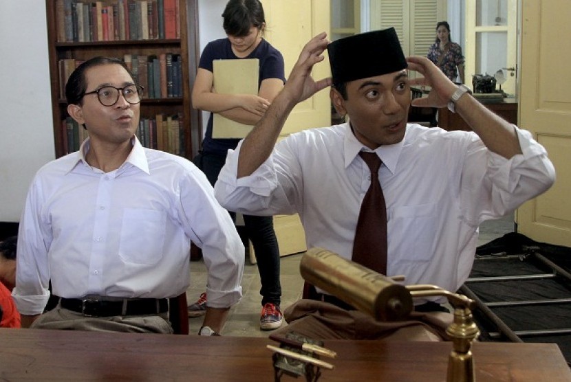 Actor Ario Bayu (right) plays as Soekarno and Lukman Sardi as Mohammad Hatta, in a shooting scene in Bogor Presidential Palace in Bogor, West Java, last weekend.  
