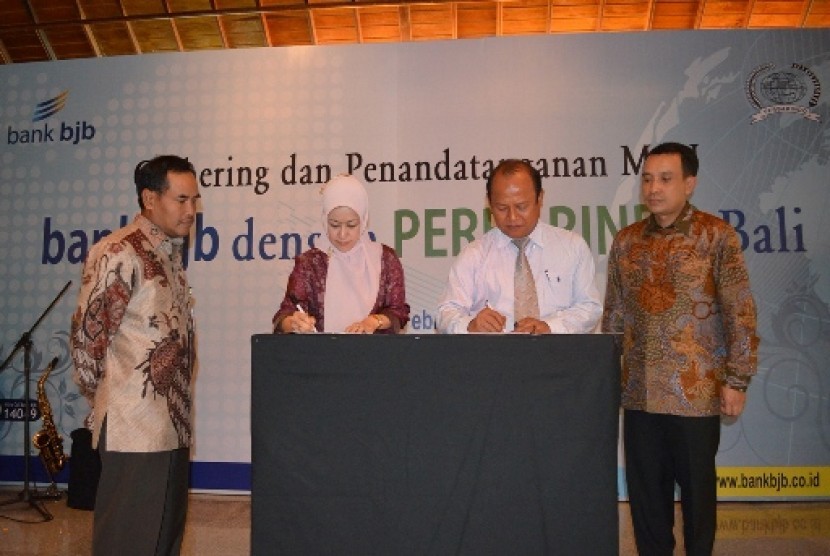 Acu Kusnandar, Direktur Komersial Bank BJB, Ketua Umum Perbarindo Joko Suyanto, Ketua DPD Perbarindo Bali Ketut Wiratjana dan Pemimpin Bank BJB Cabang Bali Anna Kusumarita melakukan penandatangan kerja sama