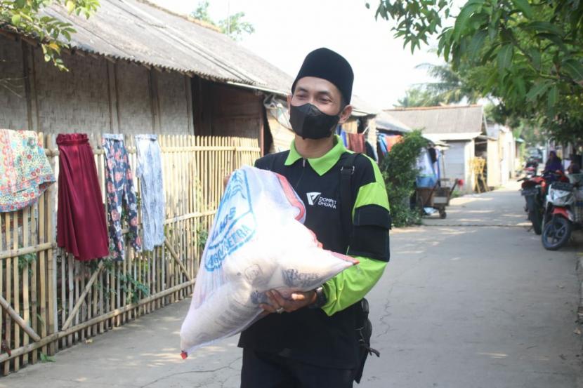 Ada 100 paket zakat fitrah yang didistribusikan ke masyarakat membutuhkan di Kronjo, Tangerang.