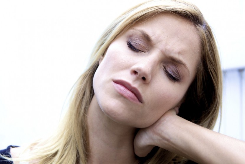 Ada banyak penyebab nyeri di leher. Biasakan meregangkan diri setelah bangun untuk menghindari nyeri leher.