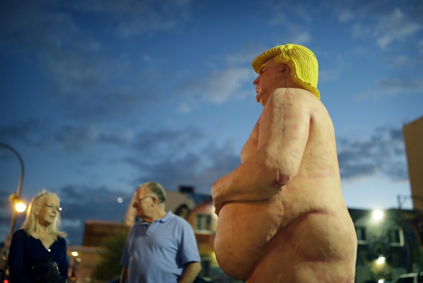 Ada beberapa patung telanjang Donald Trump disebar sebagai olokan bagi kandidat Presiden AS. Salah satunya di Las Vegas.