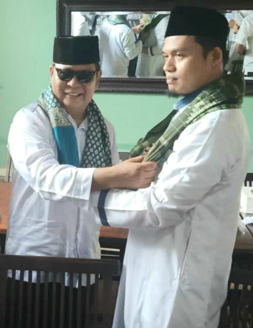 Ada catatan  sejarah  dari kedatangan Buya Arrazy Hasyim ke Banua Kalimantan Selatan. Buya Arrazy Hasyim mengangkat Gubernur Kalimantan Selatan Dr (HC) H Sahbirin Noor sebagai murid.   Pengangkatan murid ditandai dengan prosesi pertukaran sarung dan sorban di Kota Martapura, Kabupaten Banjar, Jum