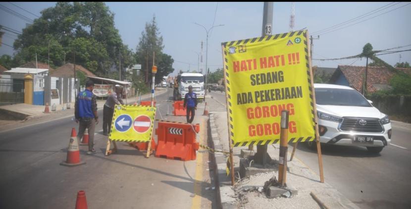 Ada pengerjaan gorong-gorong di Jalur Pantura Losarang Indramayu, polisi terapkan contraflow. 