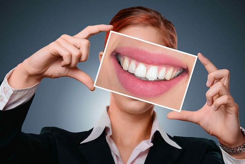Gigi putih bersih (Ilustrasi). Ada banyak tren di media sosial mengenai cara memutihkan gigi yang nyatanya hanya mitos.