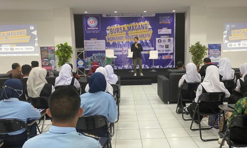 Adakan roadshow Bursa Magang dan Workhop Industri Kreatif di lima kota berbeda, KIAN (Kreasi Inovasi Anak Nusantara) sebagai EO (Event Organizer) menggandeng Kampus Digital Kreatif Universitas BSI (Bina Sarana Informatika). 