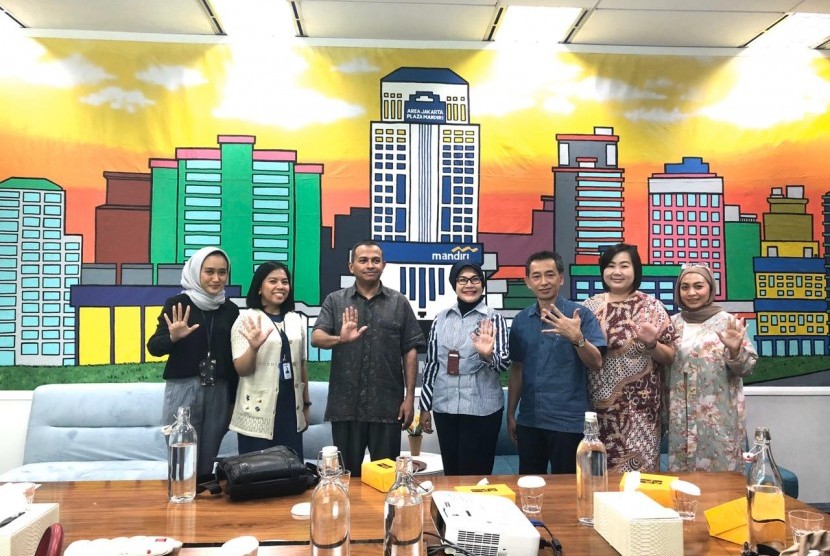 Adam Bilfaqih, Presiden Direktur, PT. Cipta Diamond Land Development, no 3 dari kiri. Bersama Eka Chandra Yunita, VP Bank  Mandiri, Plaza Mandiri dan Djauhar Muhammad, CL Manager, bersama Notaris Amelia.