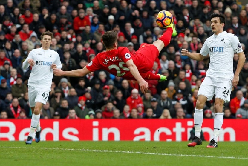 Adam Lallana melepas tendangan salto saat melawan Swansea City.