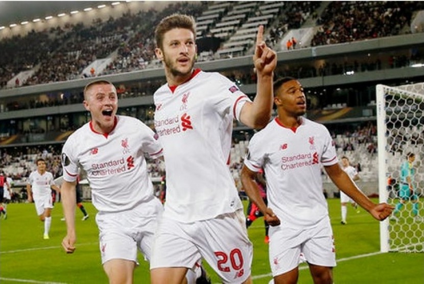 Adam Lallana (tengah) merayakan golnya ke gawang Bordeaux