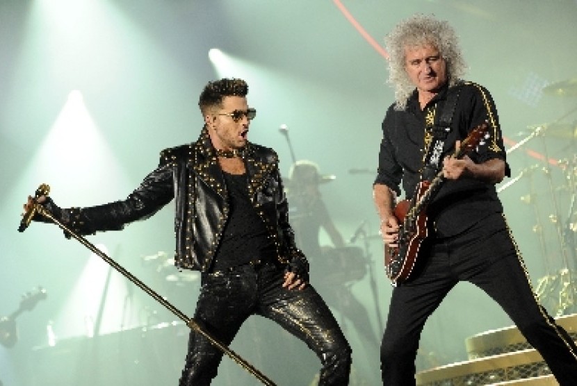 Adam Lambert (kiri) dan gitaris Queen, Brian May, dalam sebuah pertunjukan di Los Angeles tahun ini.
