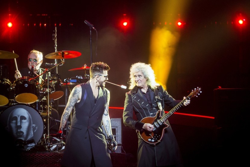 Adam Lambert tampil bersama gitaris Queen Brian May dan penabuh drum Roger Taylor.
