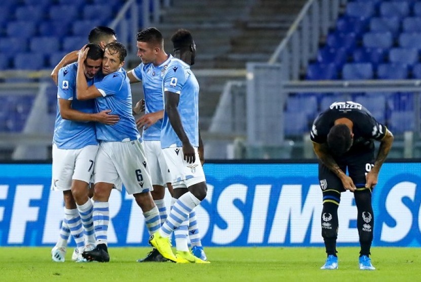 Adam Marusic (Kiri) dan pemain Lazio merayakan gol ke gawang Parma