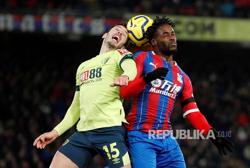 Adam Smith (kiri) dan Jeffrey Schlupp  berebut bola pada laga Liga Inggris antara Crystal Palace vs AFC Bournemouth di Selhurst Park, London, Rabu (4/12) dini hari. 