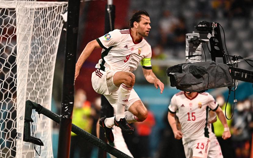 Adam Szalai dari Hungaria merayakan gol setelah mencetak keunggulan 1-0 selama pertandingan sepak bola babak penyisihan grup F UEFA EURO 2020 antara Jerman dan Hungaria di Munich, Jerman, 23 Juni 2021. 