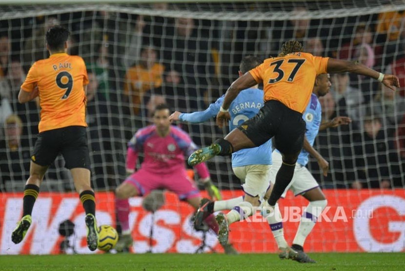 Adama Traore (kanan) mencetak gol pada laga antara Wolverhampton melawan Manchester City di  Molineux stadium, Wolverhampton, Sabtu (28/12) dini hari.