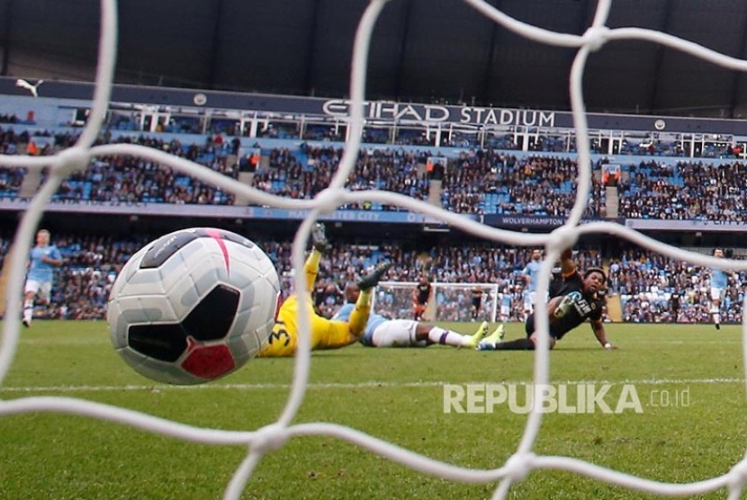 Adama Traore mencetak gol ke gawang City pada pertandingan Liga Inggris di Etihad Stadium, Manchester, Ahad (6/10).