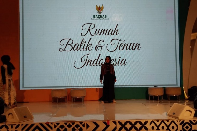 adan Amil Zakat Nasional (Baznas) mempromosikan kain batik dan tenun hasil program pemberdayaan mustahik di Tuban, Jawa Timur dan tenun dari Kabupaten Ende, Nusa Tenggara Timur di Plaza Semanggi.