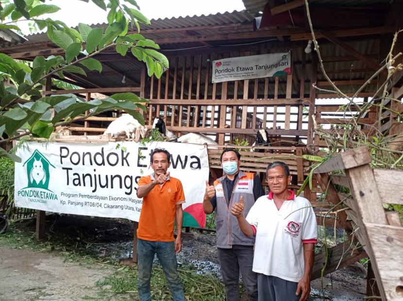 adan Usaha Milik Masyarkaat (BUMMas) Pondok Etawa Tanjungsari (PET) binaan Rumah Zakat, sebuah program pemberdayaan ekonomi warga desa, berhasil mengembangbiakkan bibit kambing dari 6 ekor menjadi 16 ekor dalam kurun 1 tahun.