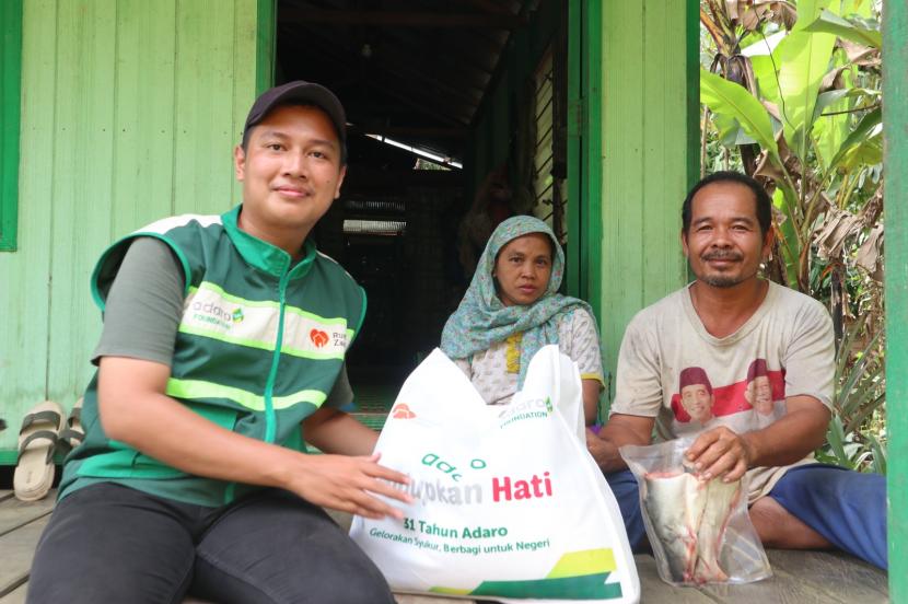 Adaro gandeng Rumah Zakat menyalurkan sebanyak 2.991 bantuan sembako untuk masyarakat.