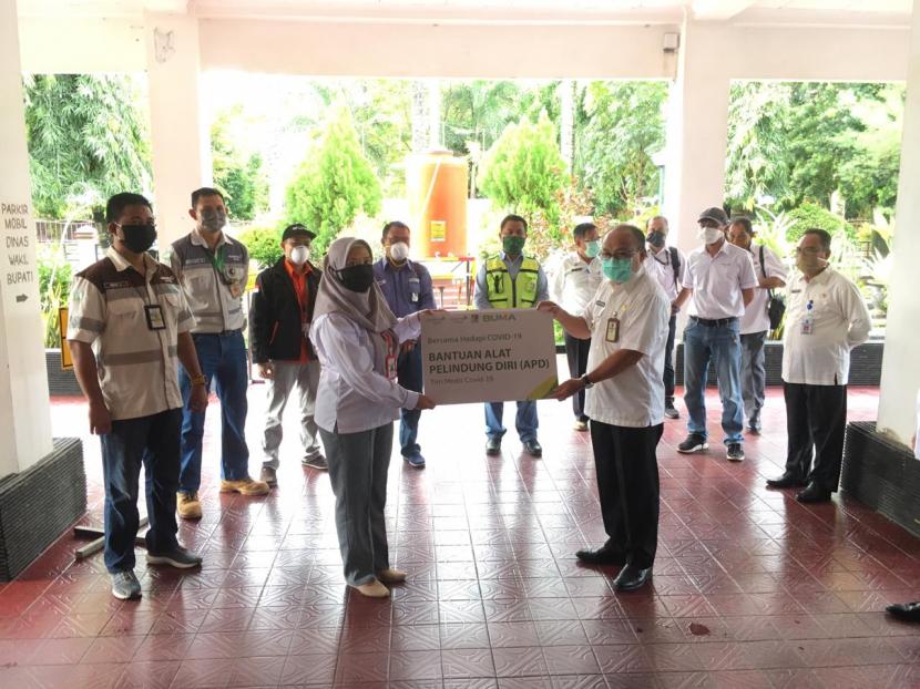 Adaro Indonesia bekerja sama dengan Rumah Zakat mendistribusikan 130 Paket APD lengkap.