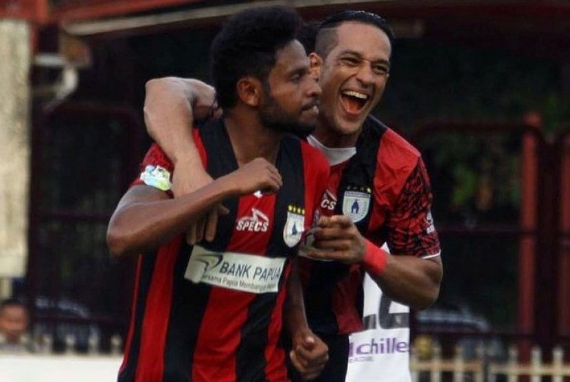 Addison Alves (kedua kanan) mencetak hattrick pada laga Liga 1 antara Persipura Jayapura lawan Bali United di Stadion Mandala, Jayapura, Rabu (9/8).