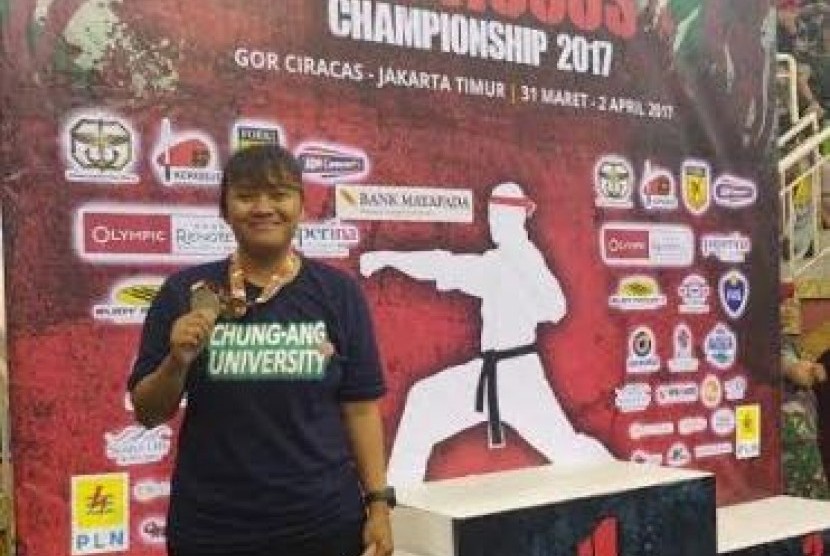 Ade Aryuningsih Arifin, mahasiswa Universitas Nasional yang menyabet medali perak pada ajang  Karate Open 2017. 
