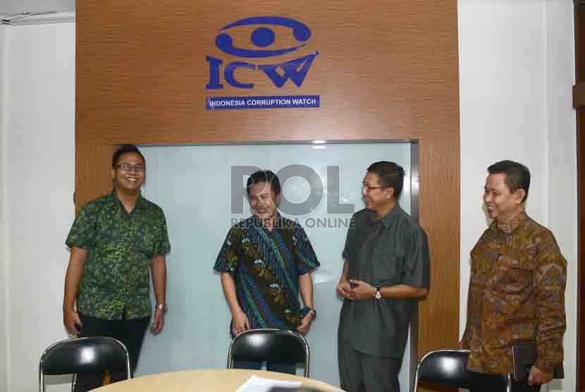 Ade Irawan (kedua kiri) menyambut kedatangan Menteri Agama, Lukman Hakim Saifuddin (kedua kanan) dan Dirjen Penyelenggaraan Haji dan Umroh, Abdul Jamil (kanan) saat berkunjung ke Kantor ICW, Jakarta, Selasa (15/7). (Republika/Agung Supriyanto)