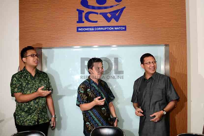 Ade Irawan (tengah) menyambut kedatangan Menteri Agama, Lukman Hakim Saifuddin (kiri) saat berkunjung ke Kantor ICW, Jakarta, Selasa (15/7). (Republika/Agung Supriyanto)