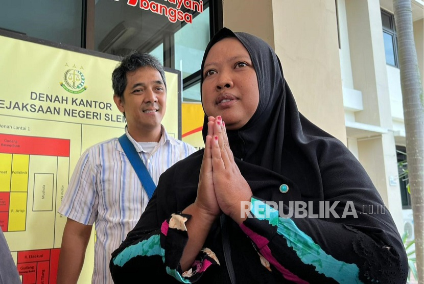 Ade Pressly Hogi Minaya dan istrinya, Arsita.